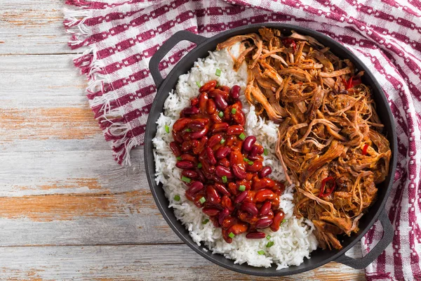 Zog langsam gekochtes Fleisch mit Reis und pikanten gebackenen Bohnen — Stockfoto