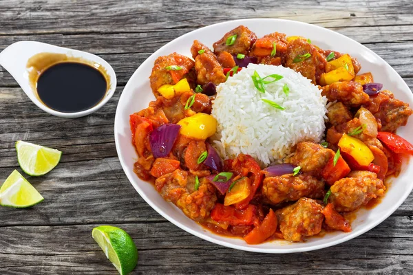 Arroz com pedaços de porco frito doce e azedo com legumes — Fotografia de Stock