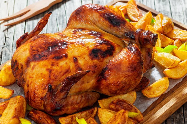 Barbacoa de pollo en horno con cuñas de patata y puerro —  Fotos de Stock