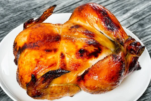 Frango inteiro assado em forno em placa branca — Fotografia de Stock