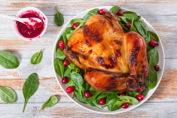 Whole grilled chicken and arugula, spinach and cranberry salad — Stock Photo, Image