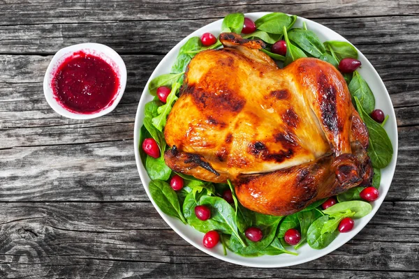 Celé grilované kuře na bílém miska se salátem a brusinky — Stock fotografie
