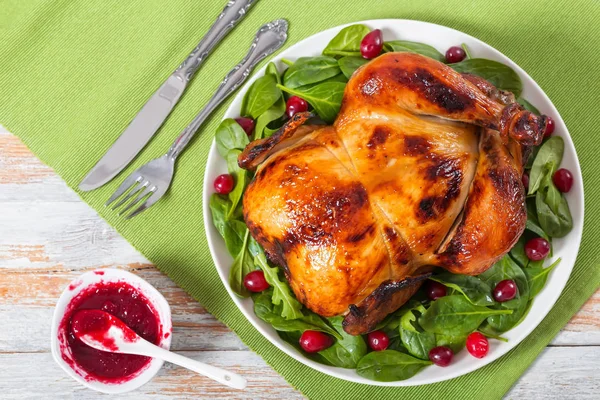 Frango inteiro assado em forno em prato branco com salada — Fotografia de Stock