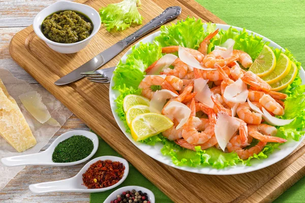 Salát s krevetami, ledový salát, plátky parmazánem a citronem — Stock fotografie