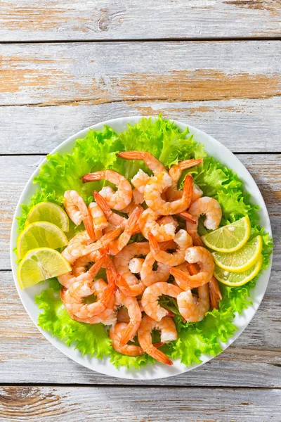 Salát s krevetami, zeleného salátu a plátek citronu — Stock fotografie