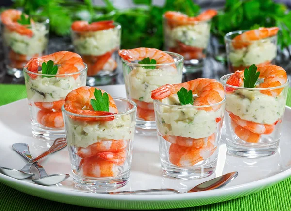 Individual Cocktail Shrimp Shooters com delicioso aiol caseiro — Fotografia de Stock