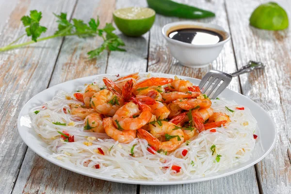 Rice noodle and butter garlic fried shrimps — Stock Photo, Image