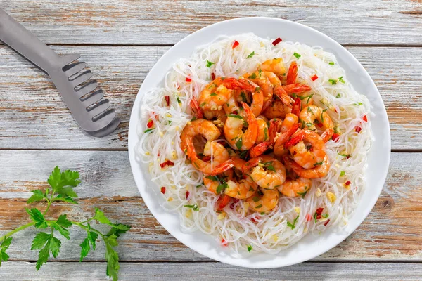 Rice noodle and butter garlic fried shrimps — Stock Photo, Image