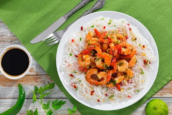 Butter garlic fried shrimps and rice noodle — Stock Photo, Image