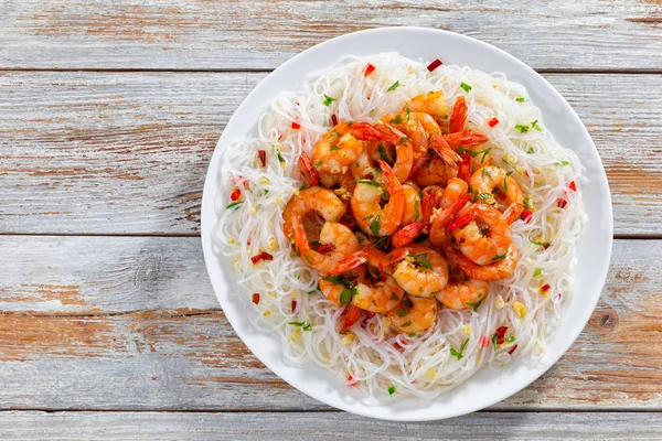 Rice noodle and grilled shrimps sprinkled with parsley — Stock Photo, Image