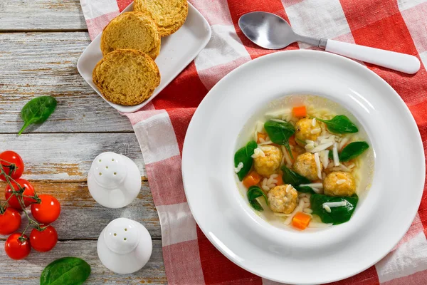 Bruiloft soep met gehaktballetjes, kleine pasta risini, spinazie en vege — Stockfoto