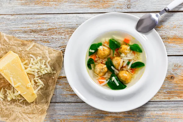 Sup pernikahan dengan bakso, pasta kecil risini, bayam dan sayuran — Stok Foto