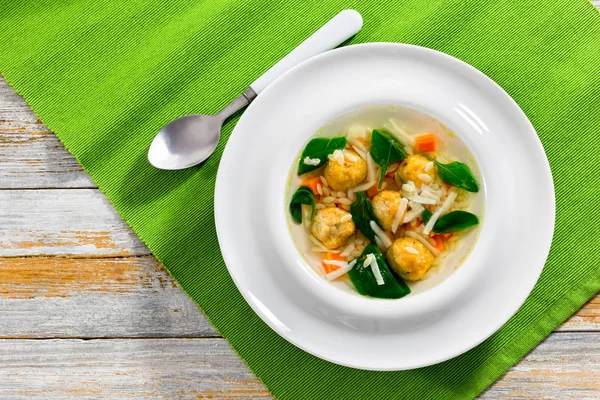 Sup pernikahan dengan bakso, pasta kecil risini, bayam dan sayuran — Stok Foto