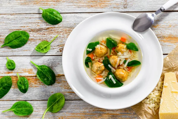 Sup pernikahan dengan bakso, pasta kecil risini, sayuran — Stok Foto