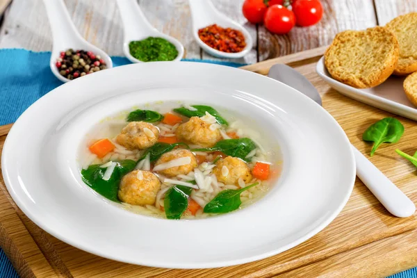 Lezat sup pernikahan dengan bakso, wortel dan bayam — Stok Foto