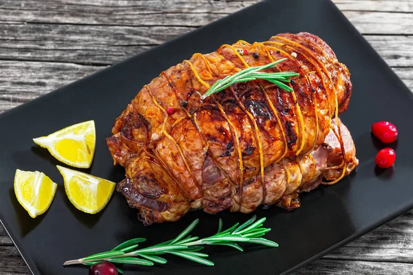 검은 사각형 접시에 오븐에 구운 터키 고기 장식 — 스톡 사진