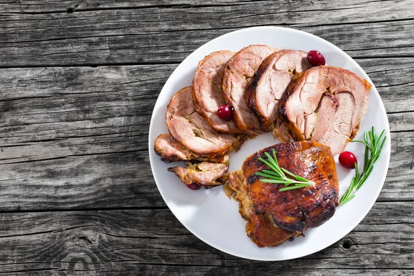 Rodajas de delicioso roulade pavo barbacoa con arándano —  Fotos de Stock