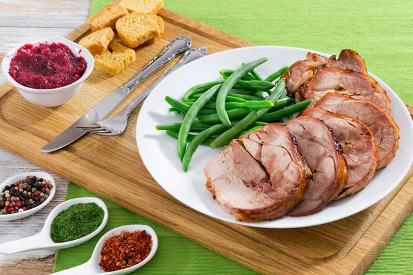 Turkey roulade cut in slices with boiled green beans, close-up — Stock Photo, Image