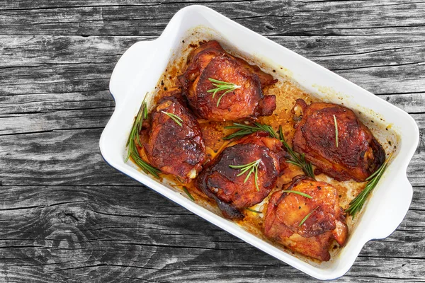 Rilled chicken thighs with rosemary and spices in roasting dish — Stock Photo, Image