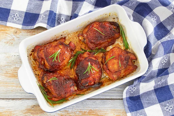 Cosce di pollo grigliate marinate con rosmarino e spezie — Foto Stock