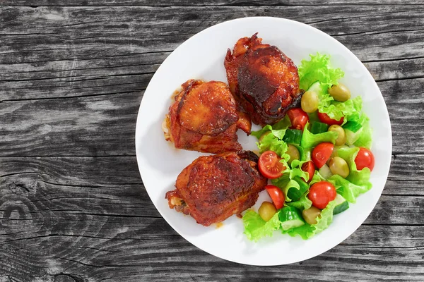 Gegrilde kip dijen met verse salade, bekijken van bovenaf — Stockfoto