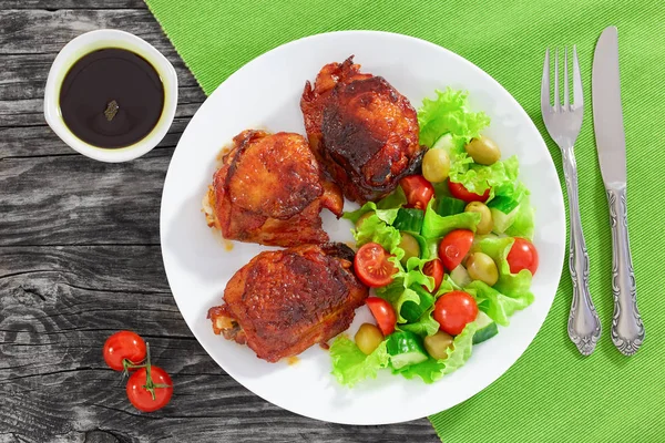 Grilled chicken thighs with fresh salad, view from above — Stock Image Grilled chicken thighs with fresh salad, view from above Stock Image