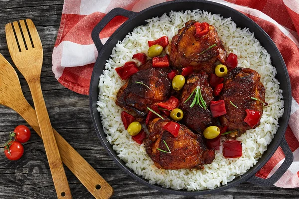 Nasi dengan paha ayam panggang, paprika merah, zaitun hijau — Stok Foto