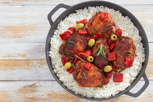 Arroz com coxas de frango grelhadas, pimentão vermelho, azeitona verde — Fotografia de Stock