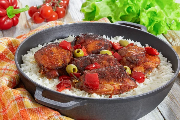 Rijst met gegrilde kip dijen, rode paprika, groene olijven — Stockfoto