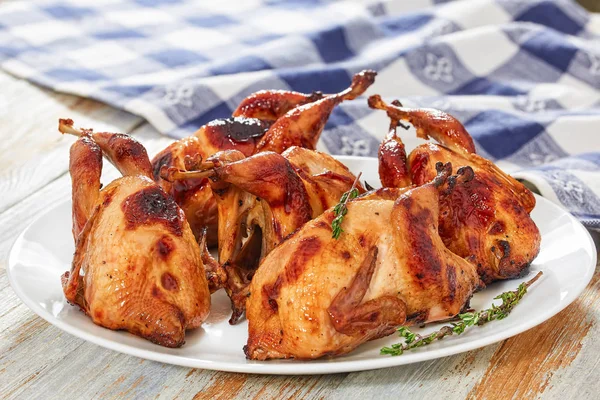 Barbecue kwartels met tijm op schotel op witte tafel — Stockfoto