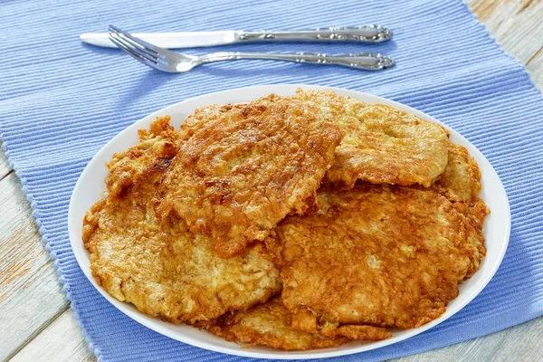 Carne frita en horno Trozos en plato blanco sobre estera de mesa —  Fotos de Stock