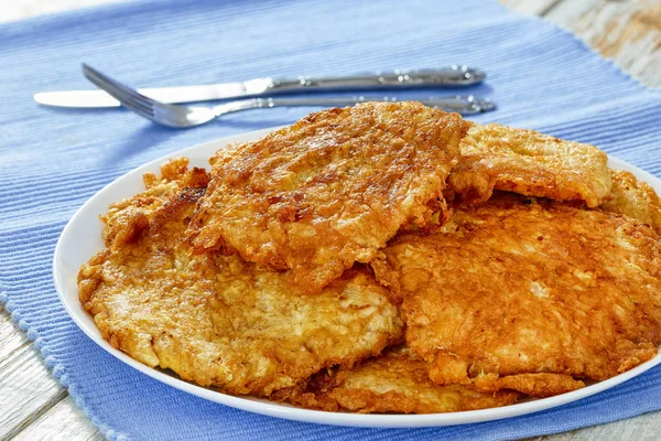 Chuletas de cerdo fritas al horno en plato blanco —  Fotos de Stock