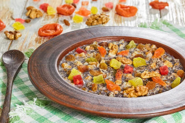 Kutia com nozes, sementes de papoila, frutos secos, sucata e mel — Fotografia de Stock