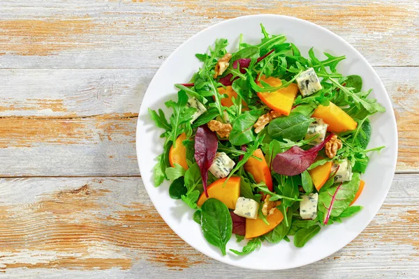 Zdravé chutné salát s plátky tomel, pohled shora — Stock fotografie