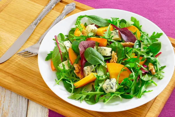 Salade met kaki segmenten, mix van sla bladeren, blauwe kaas — Stockfoto