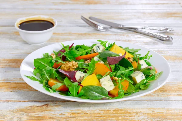 Salat mit Kaki-Scheiben, Mischung aus Salatblättern, Blauschimmelkäse — Stockfoto