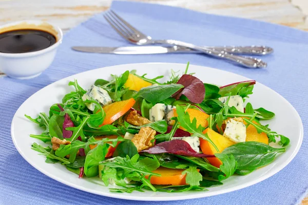 Kaki salade met sla bladeren, blauwe kaas en walnoten — Stockfoto