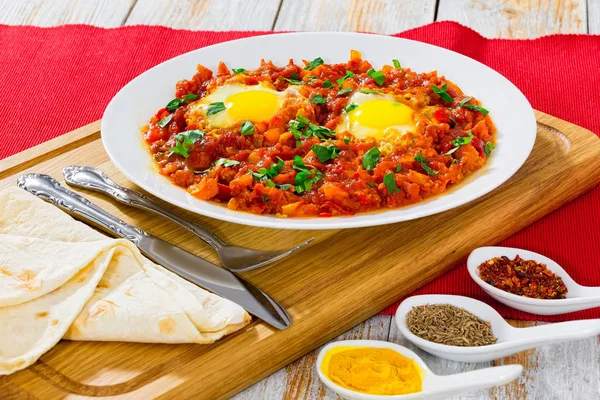 Shakshuka - sunny-side-up ägg, paprika, chili, tomatsås — Stockfoto