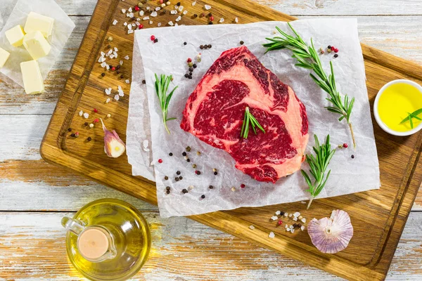 Friss hús steak fehér könyvről vágódeszka — Stock Fotó