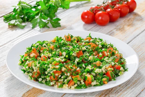 Egetarian persilja, mynta, vårlök, tomatsallad — Stockfoto