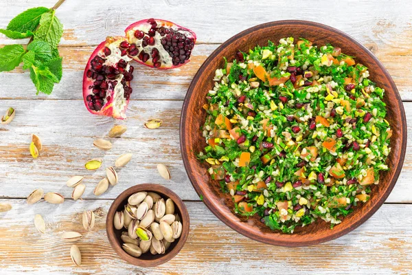 Köstlicher Tabbouleh-Salat mit Granatapfel, Pistazien — Stockfoto