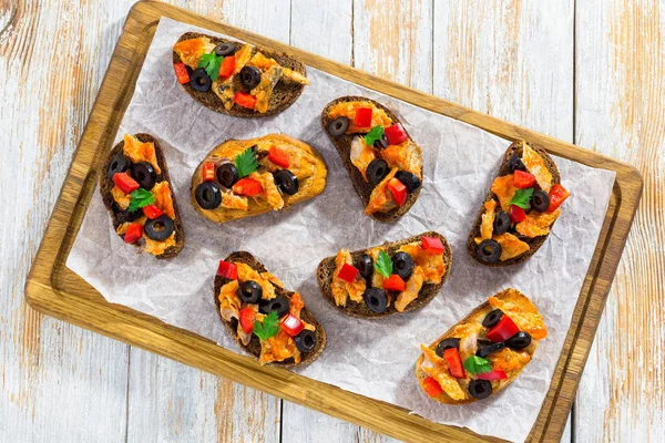 Bruschetta con trozos de pescado guisados en salsa de tomate — Foto de Stock