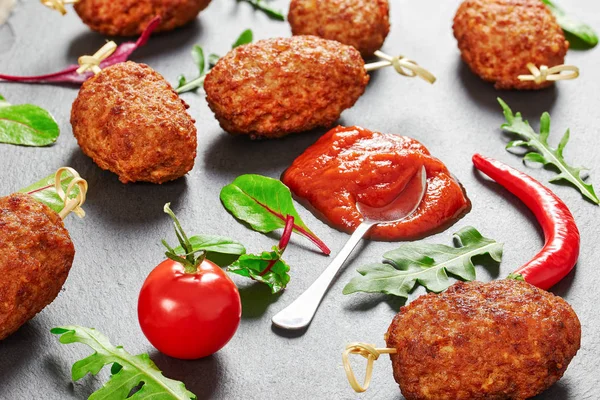 Juicy tasty meat cutlets roasted on bamboo skewers — Stock Photo, Image