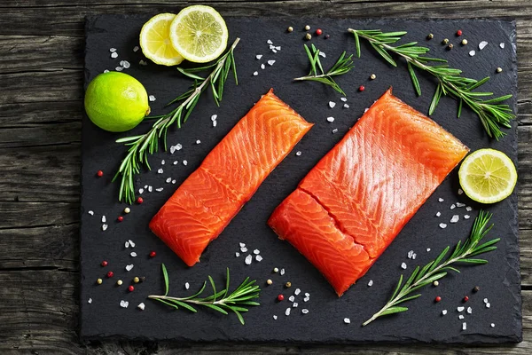 Филе лосося с соленой рыбой на тарелке — стоковое фото