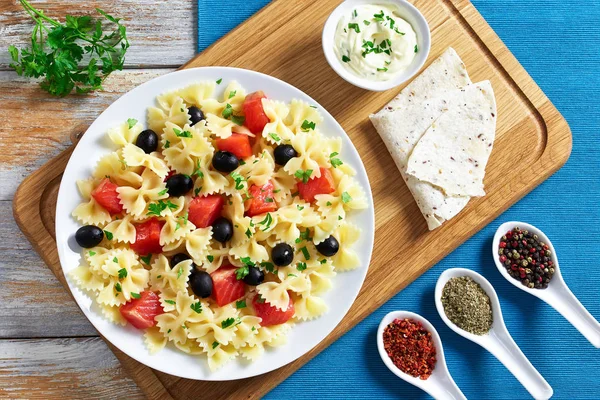 Pastasalade Farfalle met gerookte zalm, bovenaanzicht — Stockfoto