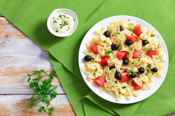 Pasta-Farfalle met gerookte zalm en zwarte olijven — Stockfoto