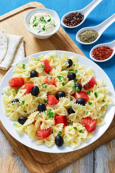 Heerlijke Italiaanse pasta Farfalle met gerookte zalm — Stockfoto