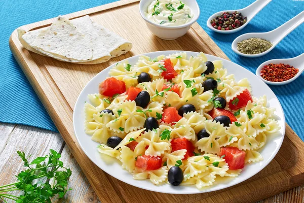 Zalm pasta zwarte olijf salade op plaat — Stockfoto