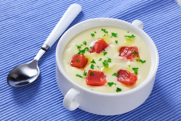 Smoked salmon and cream cheese soup — Stock Photo, Image