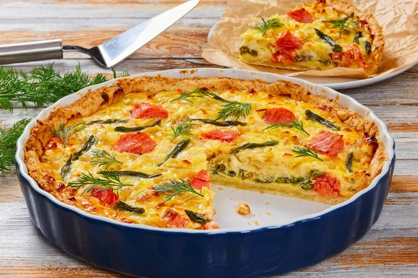 Quiche francês com salmão, feijão verde, close-up — Fotografia de Stock